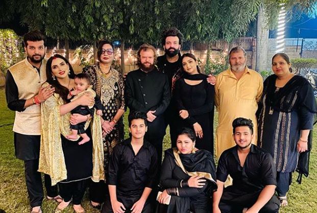 inside pic of yuvraj hans with hans family