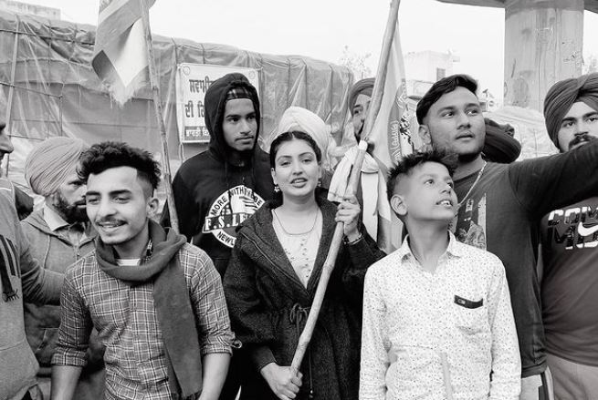 inside picture of singer anmol