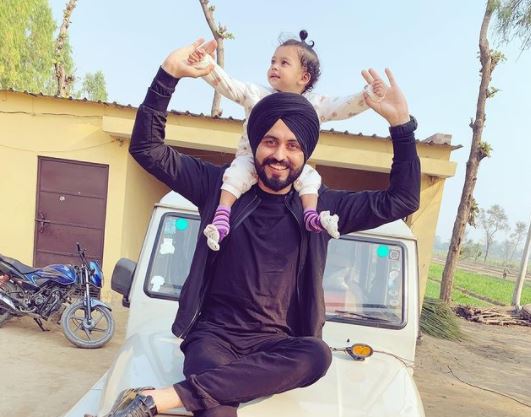 inside imgae of singer preet hunadal