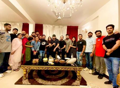 yo yo honey singh with family and friends