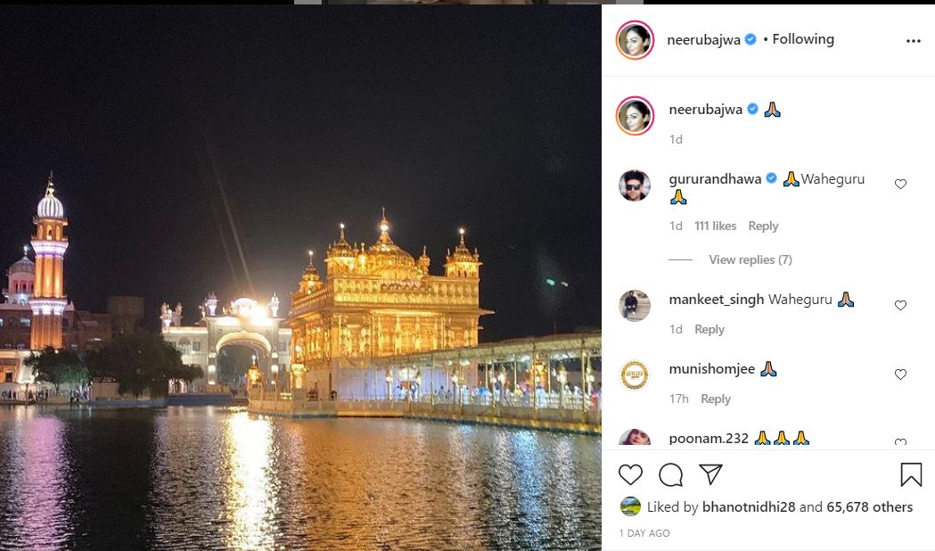 inside image of neeru bajwa praying at golden temple