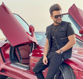 punjabi Singer akhil inside image