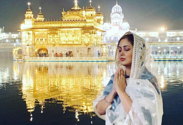 singer harshdeep kaur at golden temple