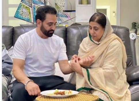 inside image of sarbji cheema with his sister