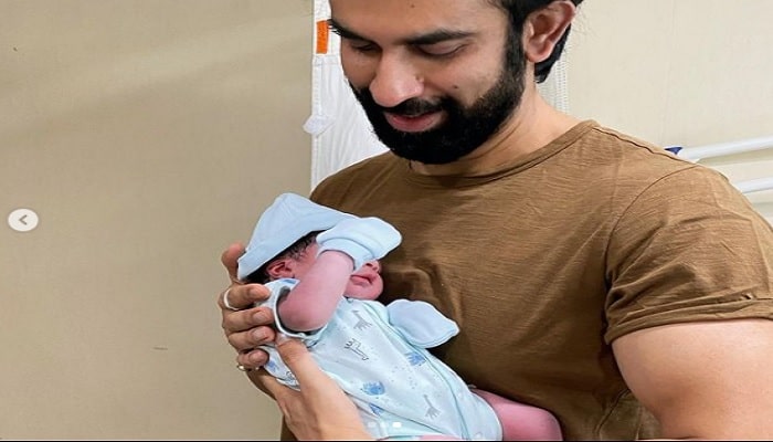 Rajeev sen with new born baby -min