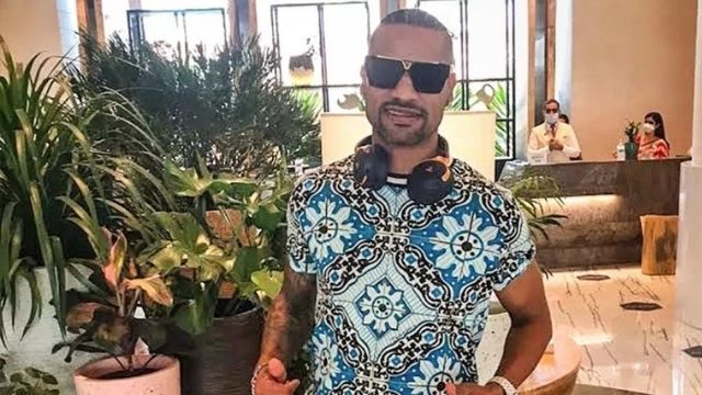 Punjab Kings' star Shikhar Dhawan plays flute on song 'Tere mere hothon pe' 