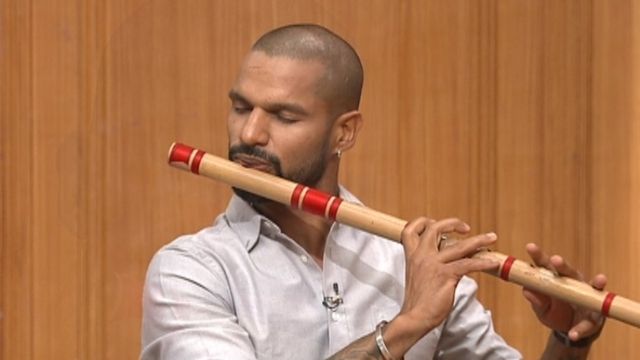 Punjab Kings' star Shikhar Dhawan plays flute on song 'Tere mere hothon pe' 