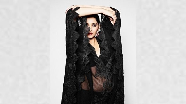 Sonam Kapoor flaunts her baby bump as she lives 'Kaftan' life  (1)