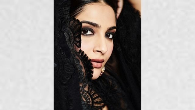 Sonam Kapoor flaunts her baby bump as she lives 'Kaftan' life  (1)