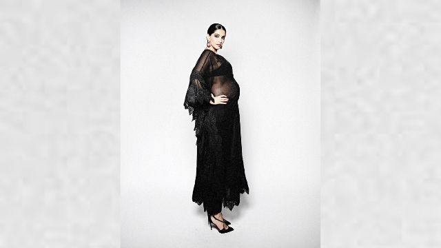 Sonam Kapoor flaunts her baby bump as she lives 'Kaftan' life  (1)