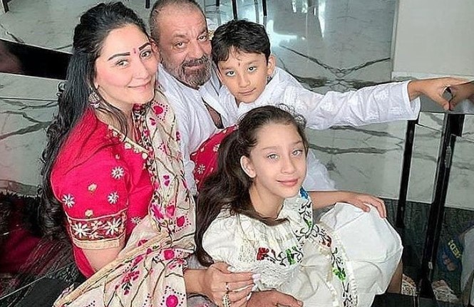 sanjay dutt with family