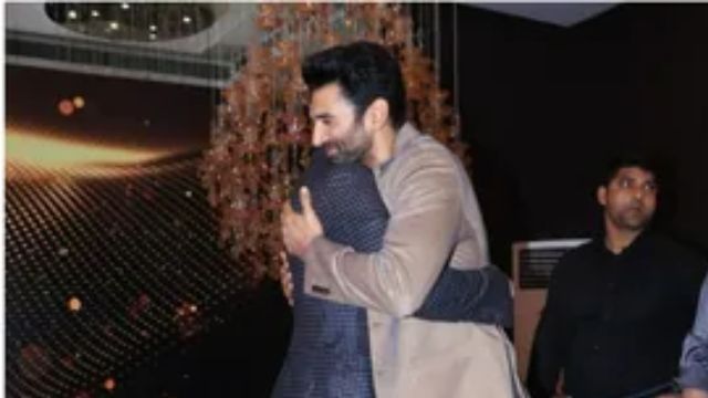 Kabir and Avi's reunion! Ranbir Kapoor kisses Aditya Roy Kapur; fans feel 'Yeh Jawaani Hai Deewani' vibes