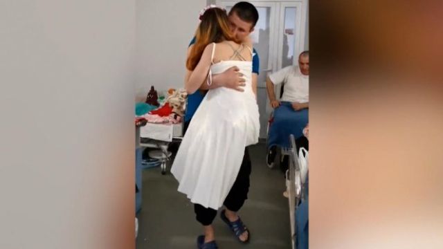 Ukraine's nurse, who lost her legs due to Russian landmine, gets married in hospital 