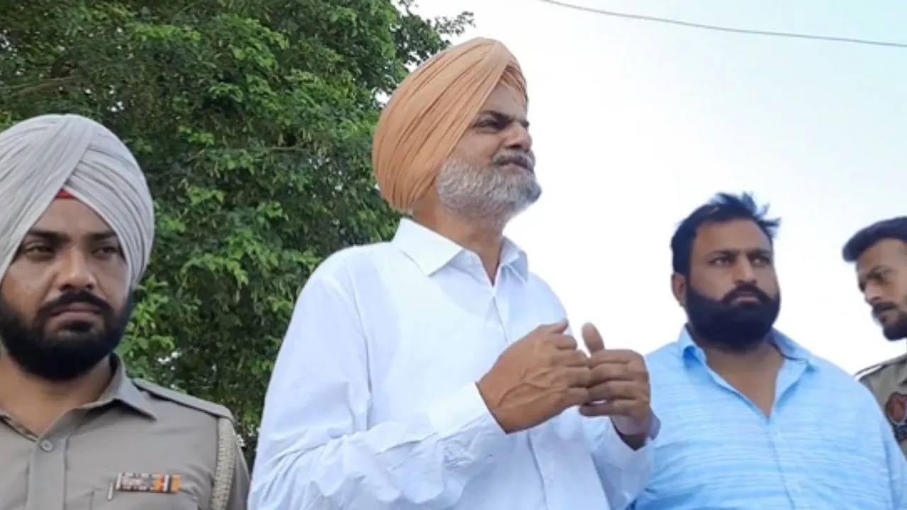 Sidhu Moose Wala's father Balkaur Singh alleges 'close friends' behind singer's murder