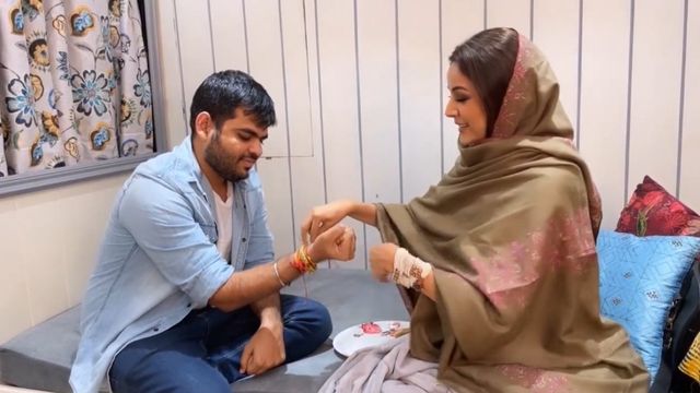 Raksha Bandhan 2022: Shehnaaz Gill ties rakhi to her manager, asks him to touch her feet