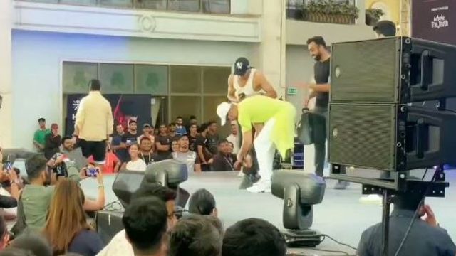 'So down to earth!' Hrithik Roshan touches fan's feet on stage 