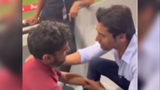 Viral Video: 'Maro Mujhe Maro' fame Momin Saqib mimics Shah Rukh Khan