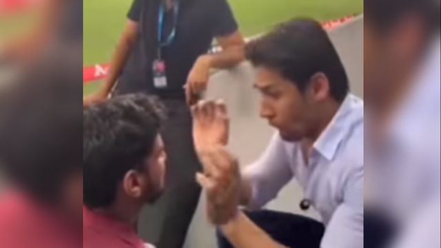 Viral Video: 'Maro Mujhe Maro' fame Momin Saqib mimics Shah Rukh Khan