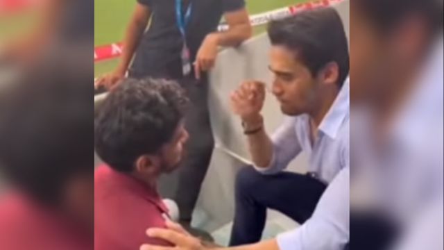 Viral Video: 'Maro Mujhe Maro' fame Momin Saqib mimics Shah Rukh Khan