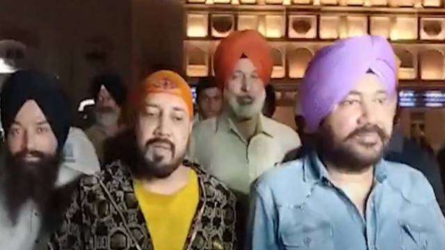 inside image of daler mehndi and mika singh