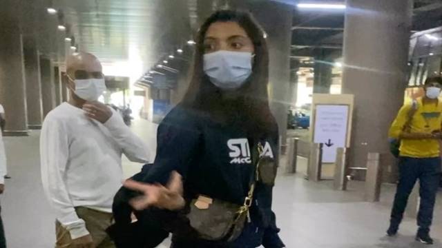 inside image of anushka sharma gets angry pic